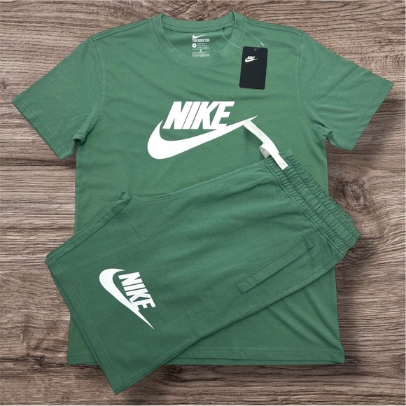 Men’s Nike Green T-Shirt and Shorts Set - Picture 1 of 1